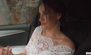 Невеста Кристина сбежала со своей свадьбы чтобы сосать первому встречному