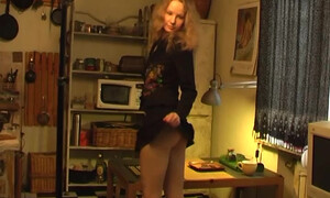 Русская умница раздвинула ноги и показала невинную писю на фотосете