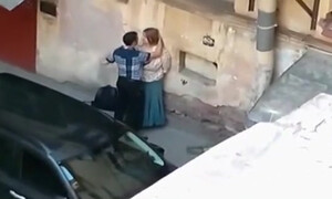 Парень трахает проститутку на улице во дворе