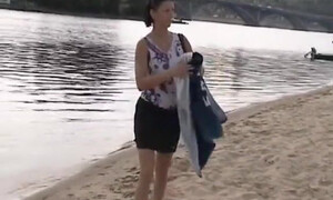 Русские нудисты отдыхают на пляже