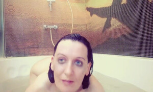Зрелая русская сучка показывает очко в ванной перед мастурбацией