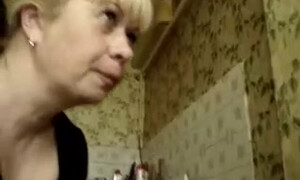 Русская баба в возрасте сосет член на кухне