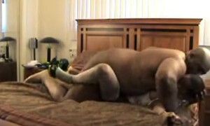 Похотливый самец отодрал свою толстую подругу на большой кровати
